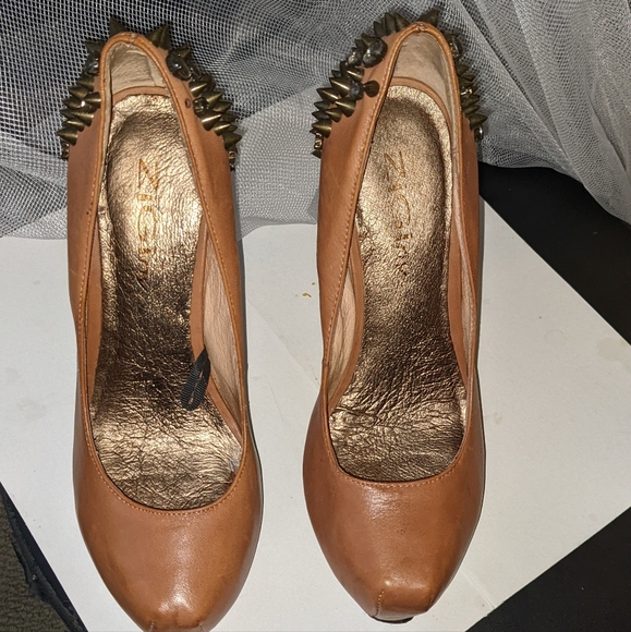 ZIGIny Sly Tan Pumps - Picture 3 of 8
